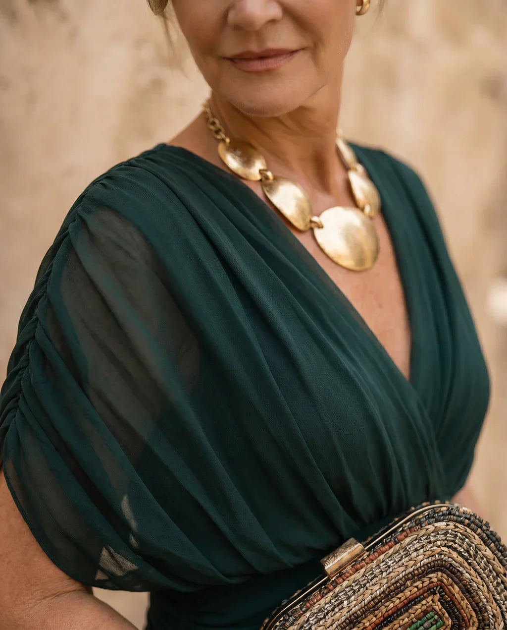 Orsolya – elegáns midi ruha V-kivágással