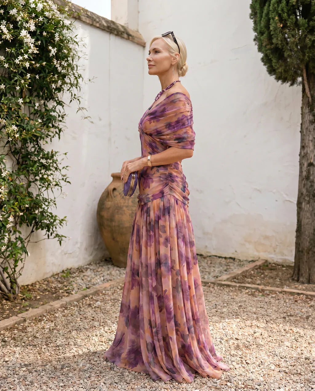 Orsolya – elegáns midi ruha V-kivágással